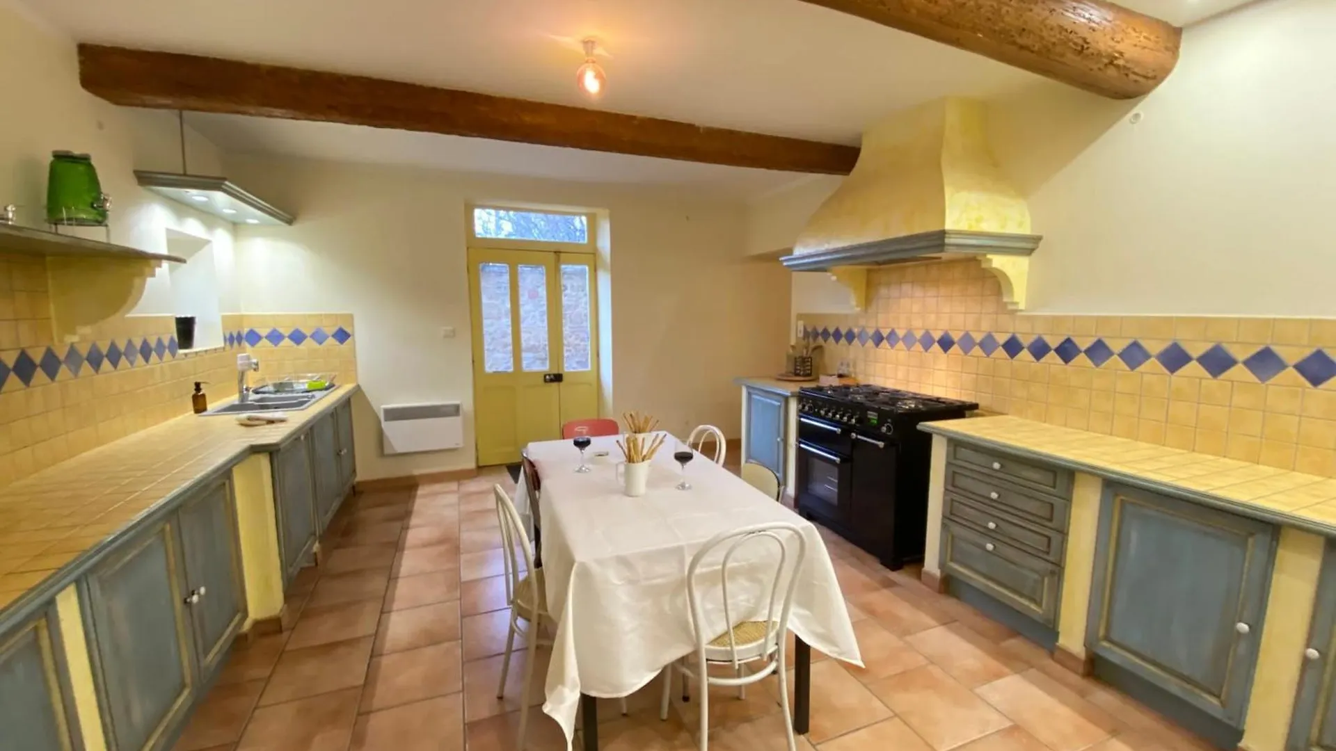 84B3 - Freesia Suite In 18Th Century Provencal Farmhouse Althen-des-Paluds 0*,  Франция