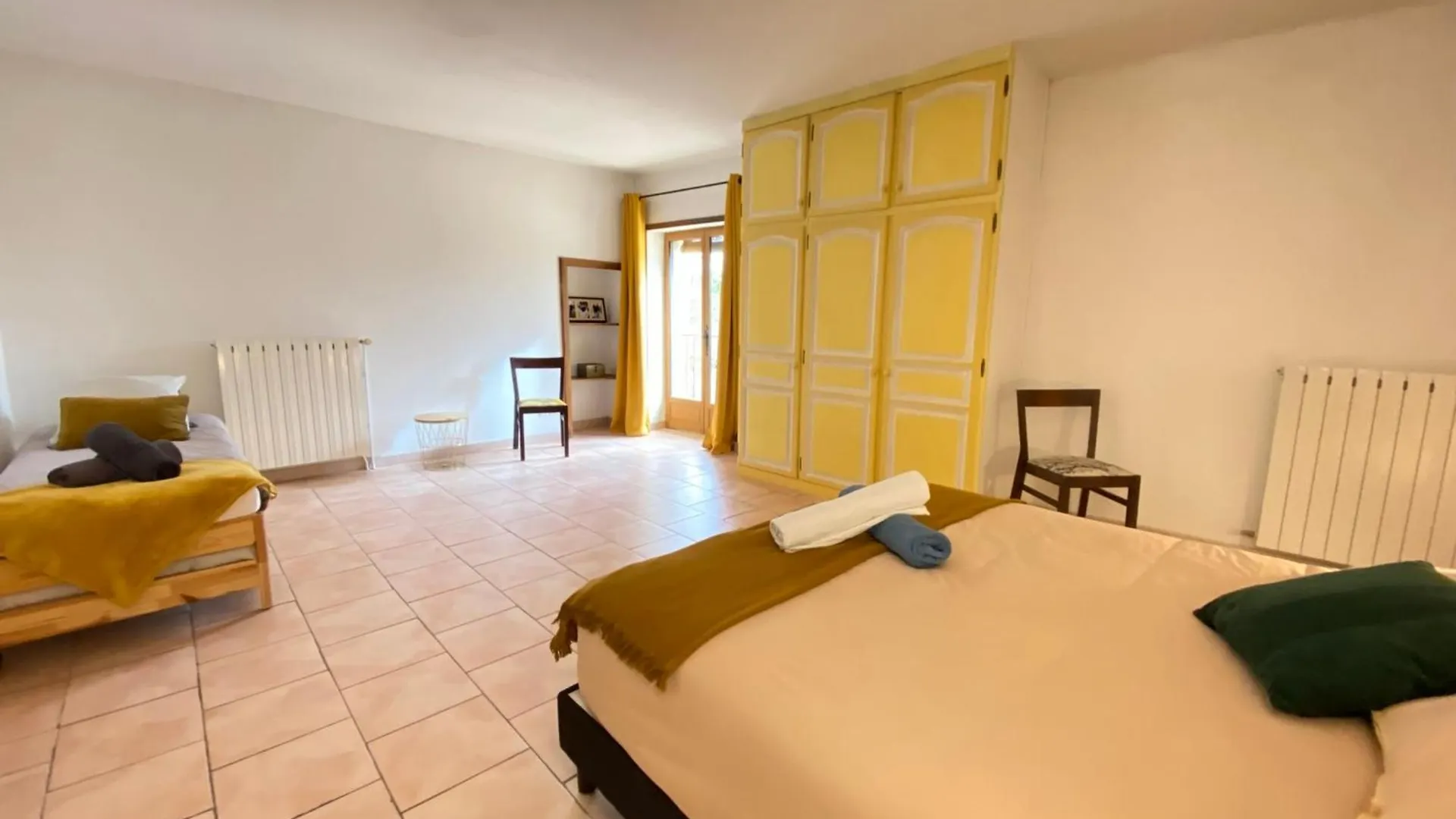 84B3 - Freesia Suite In 18Th Century Provencal Farmhouse Althen-des-Paluds