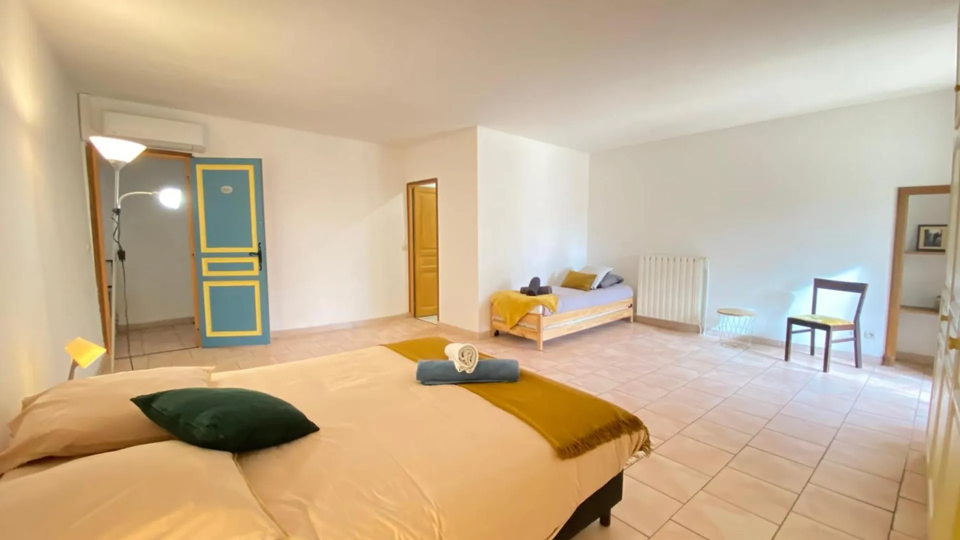84B3 - Freesia Suite In 18Th Century Provencal Farmhouse Althen-des-Paluds